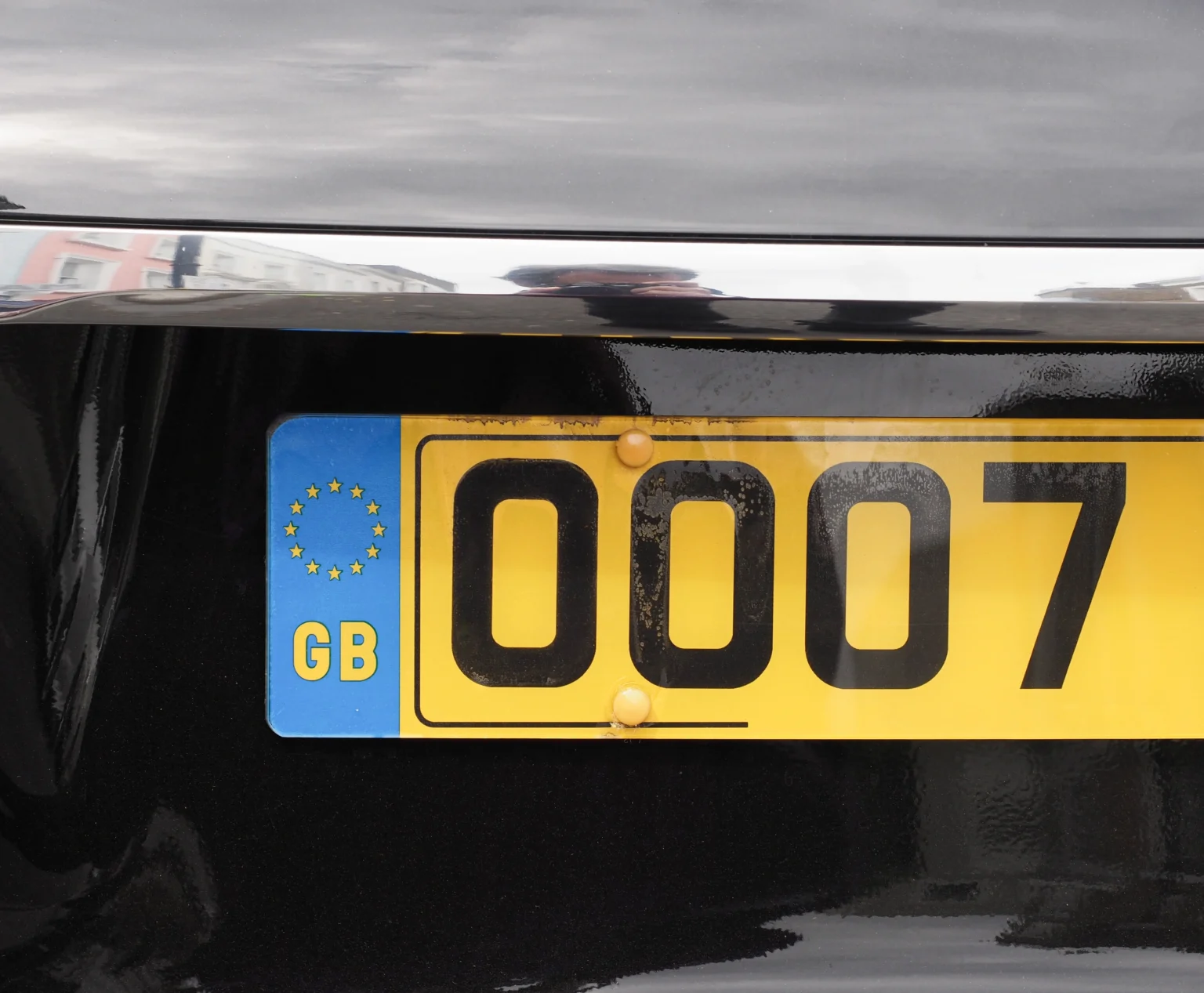 Close-up of UK rear yellow number plate with EU stars and GB country identifier